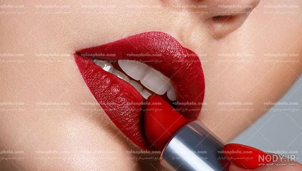 راهنمای کامل انتخاب رژ لب مایع خوشرنگ برای مهمانی‌ها + گالری تصاویر