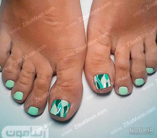 صندل با پای لاک زده صندل با پای لاک زده
