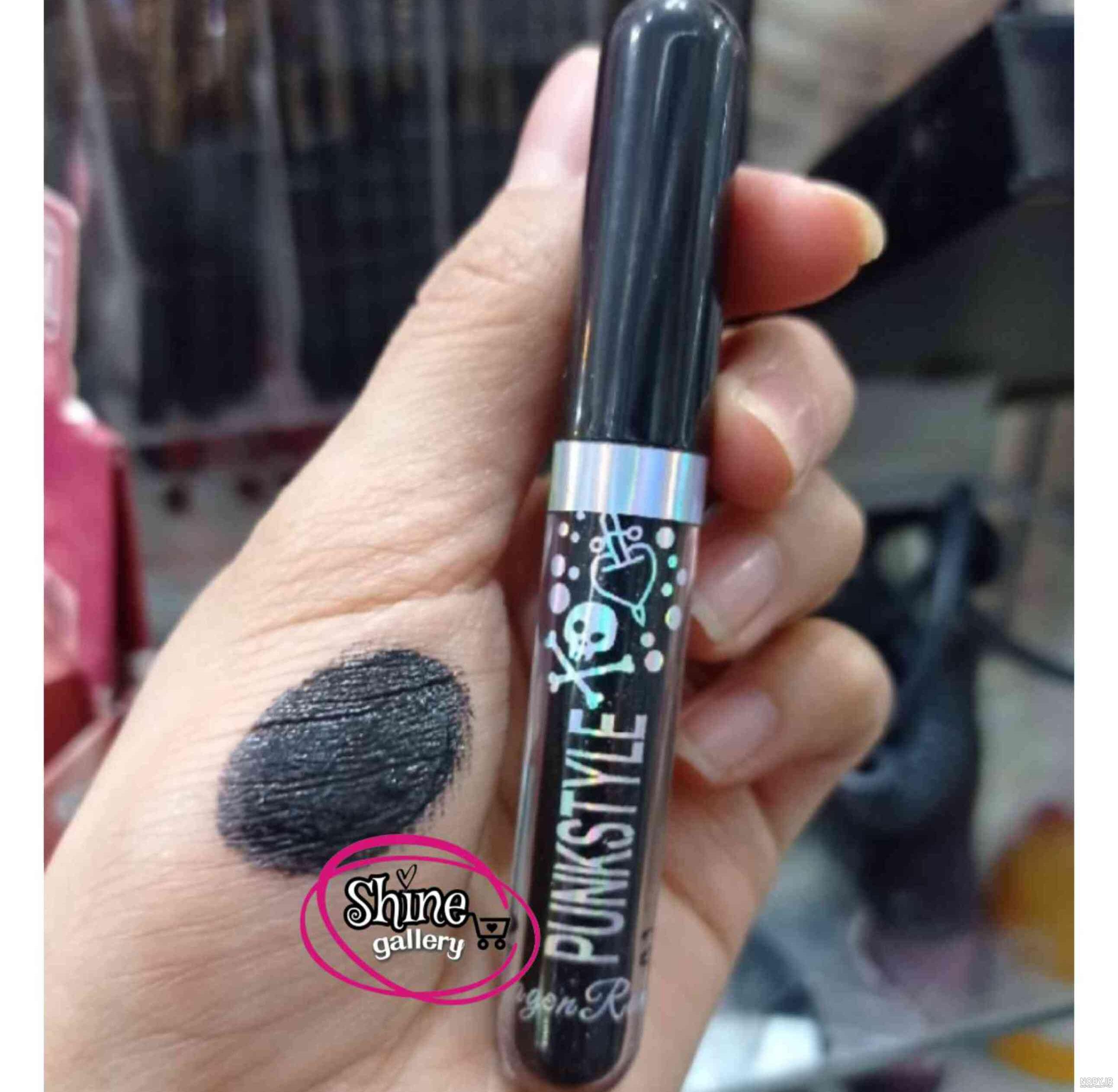 عکس دختر با رژ لب مشکی