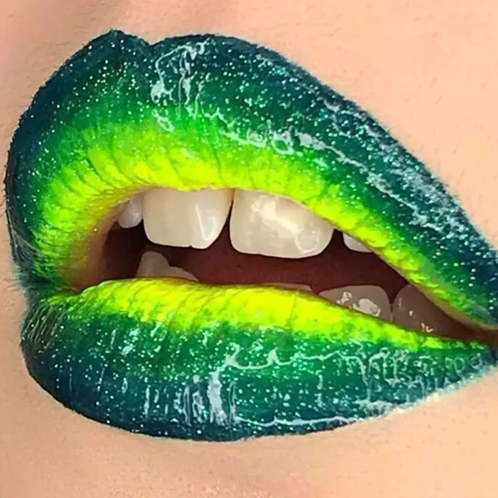 عکس رژ لب سبز آبی