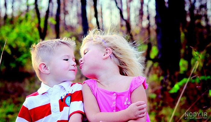 عکس ژست عاشقانه بوسه بر پیشانی