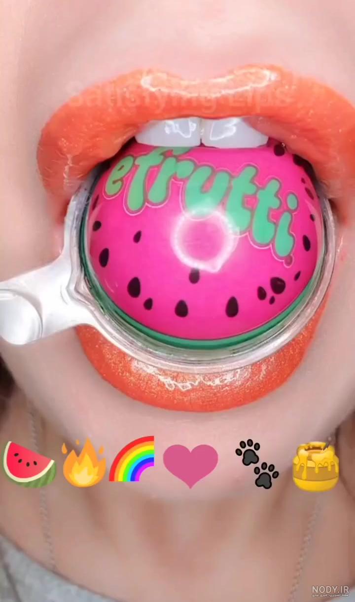 چالش خوردن رژ لب چالش خوردن رژ لب