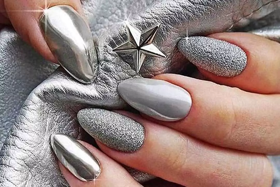۵۰ طرح ناخن مشکی نقره‌ای با ایده‌های متنوع و زیبا - رز سرخ