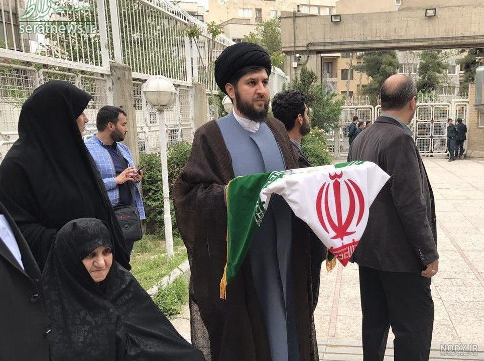 بوسه شهید رئیسی بر چادر مادر شهید -همراه با امام جمعه شهید تبریز | جعبه بوسه شهید رئیسی بر چادر مادر شهید -همراه با امام جمعه شهید تبریز | جعبه