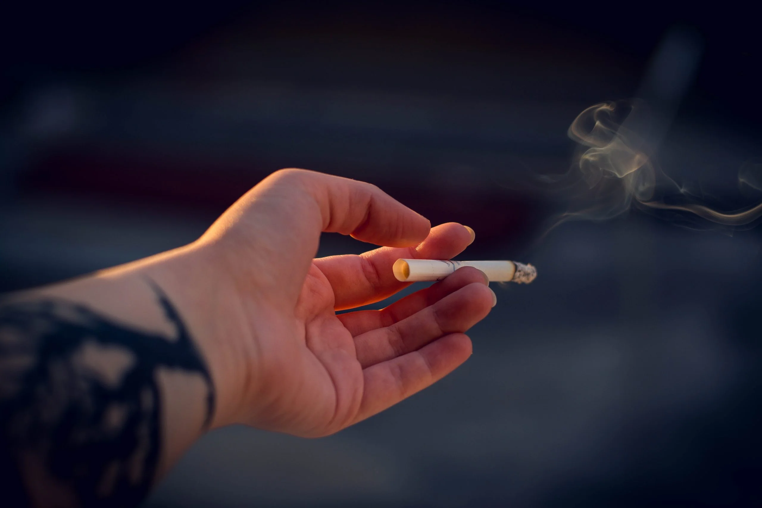 دانلود عکس پروفایل پسرانه سیگار کشیدن دانلود عکس پروفایل پسرانه سیگار کشیدن