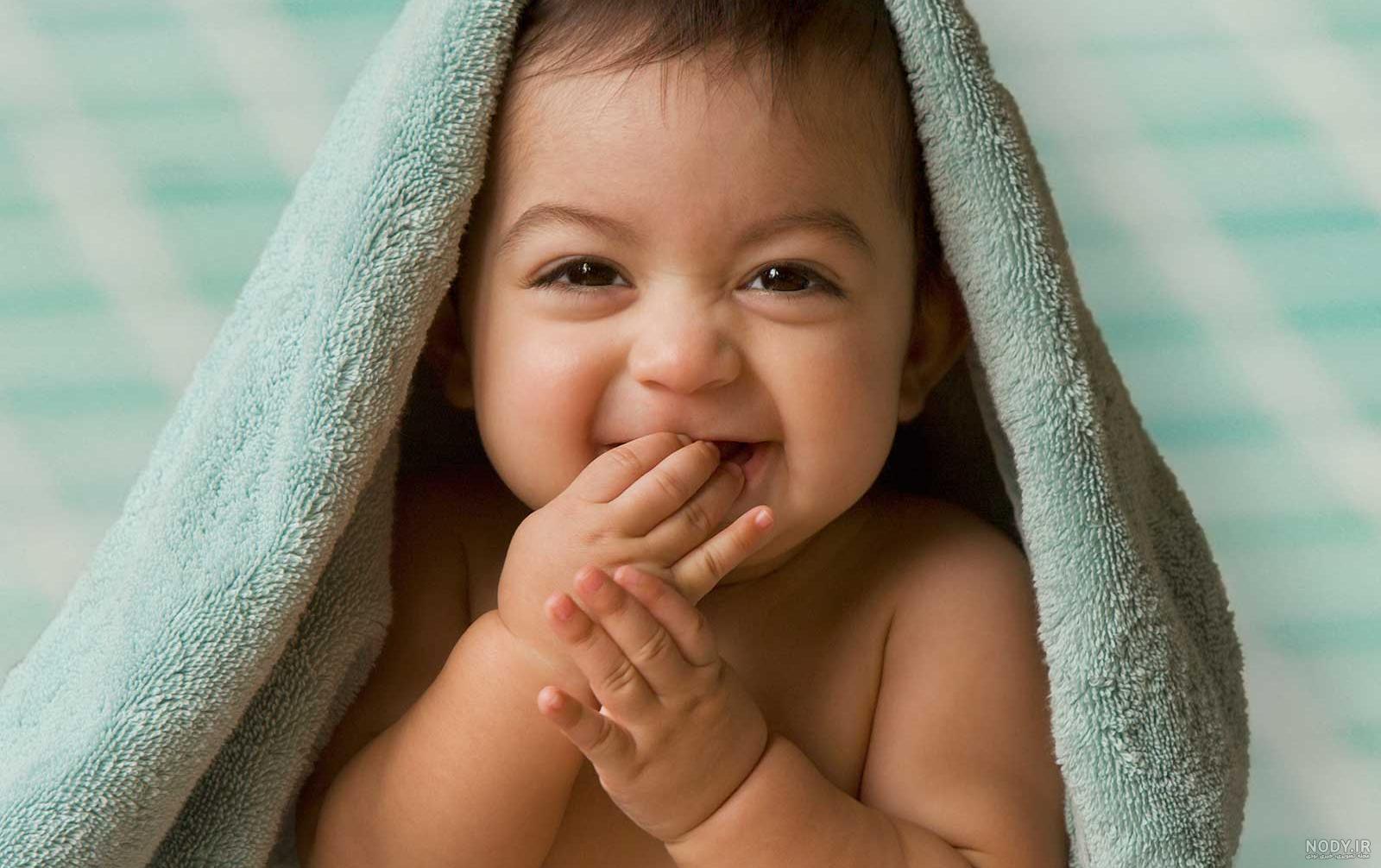 عکس مادر و نوزاد تازه متولد شده در حال خندیدن با کیفیت بالا
