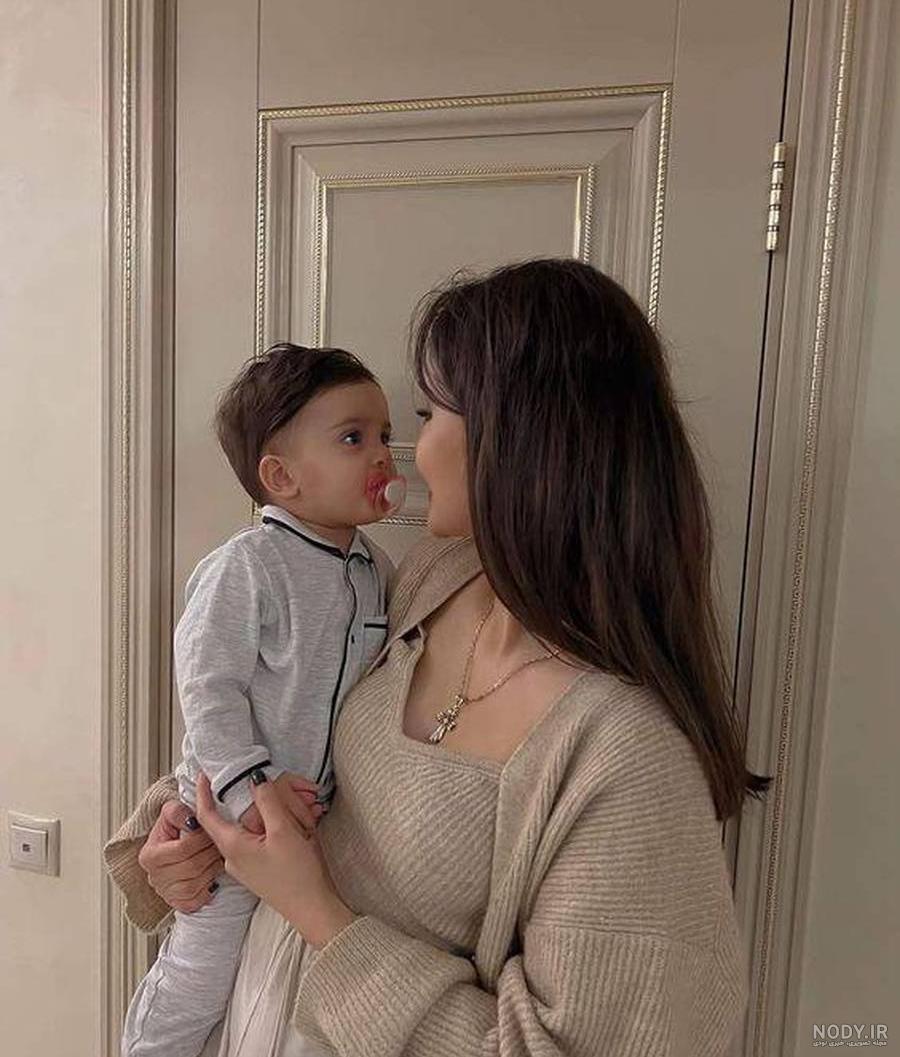 عکس نوزاد دختر در شکم مادر