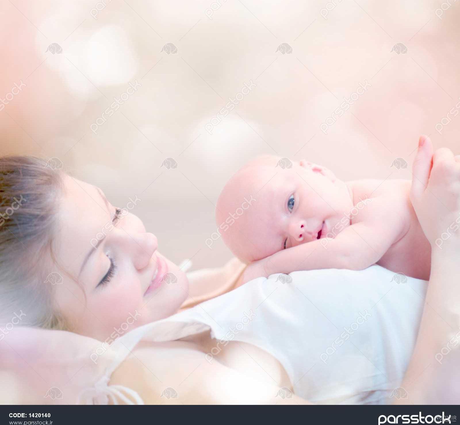 ویدیو واکنش نوزاد تازه متولد شده به اولین بوسه ی مادر