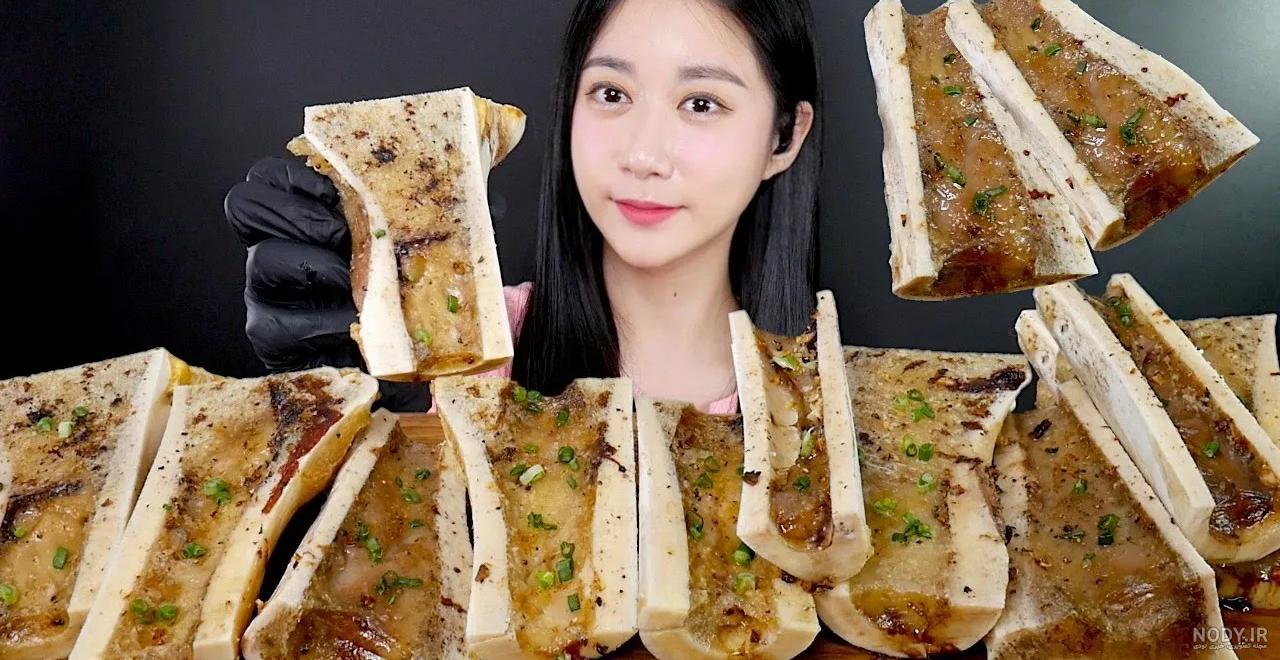 گاو در حال خوردن علف سبز گاو در حال خوردن علف سبز