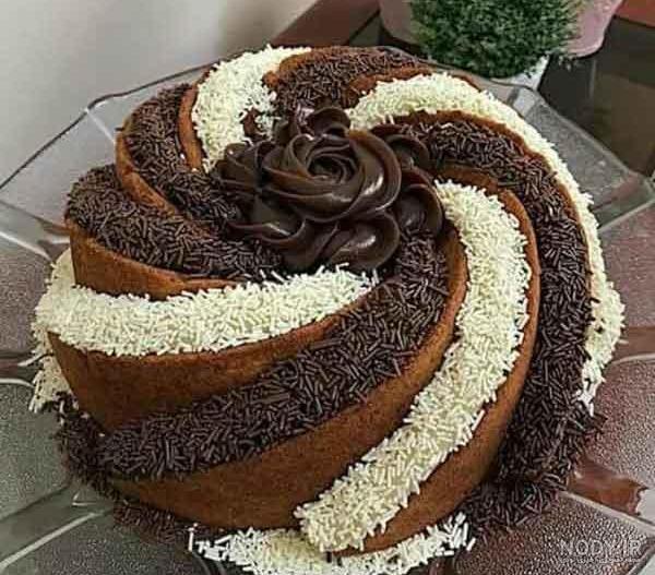 طرز تهیه کیک تولد خانگی خامه ای (دستور پخت و عکس) | دیجی‌کالا مگ