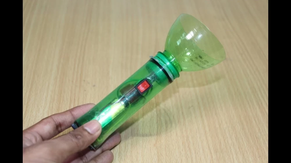 آموزش ساخت کاردستی چراغ قوه با بطری نوشابه و LED باتری - دیجی اسپارک آموزش ساخت کاردستی چراغ قوه با بطری نوشابه و LED باتری - دیجی اسپارک