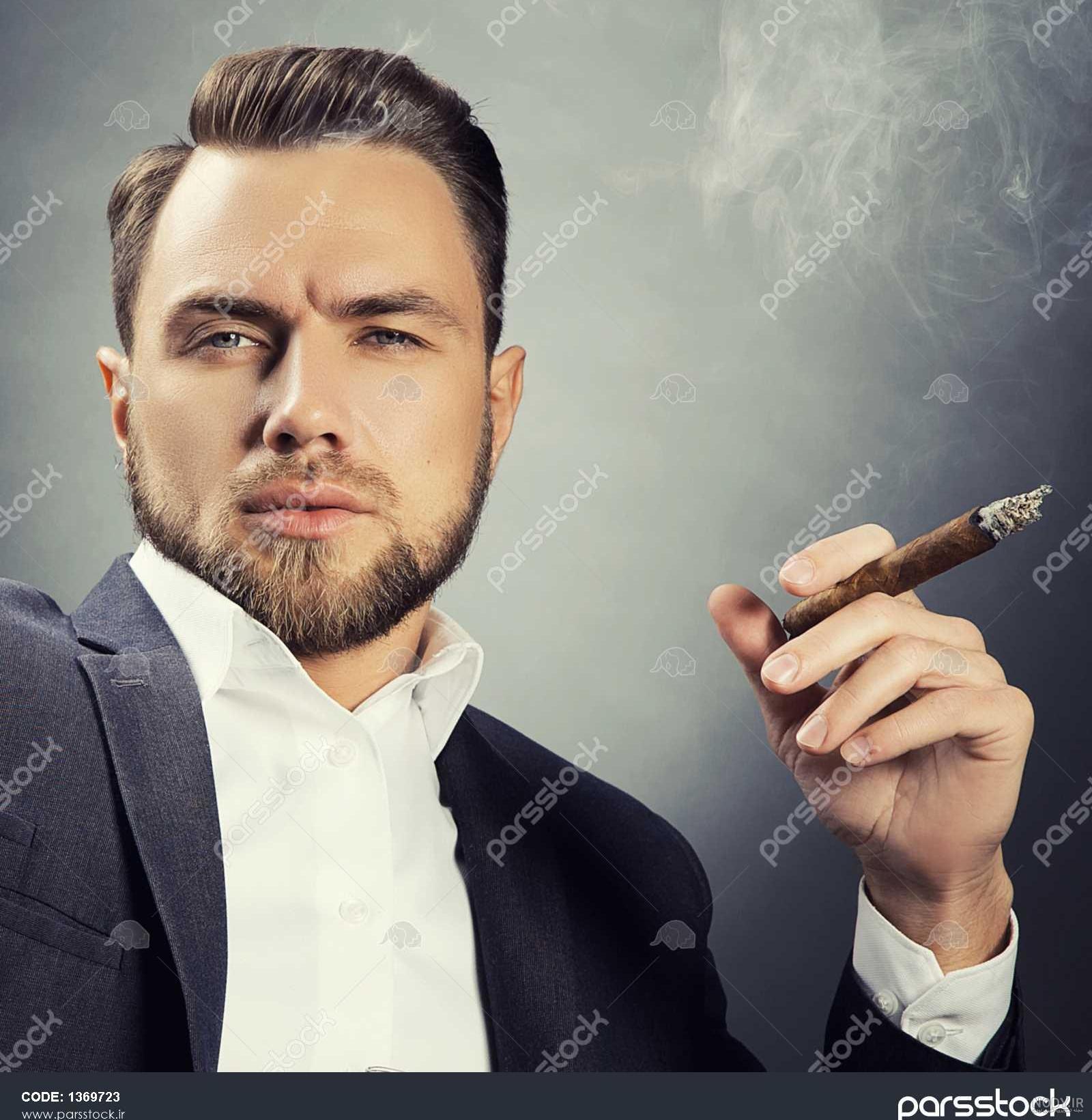 عکس مرد غمگین درحال سیگار کشیدن عکس مرد غمگین درحال سیگار کشیدن