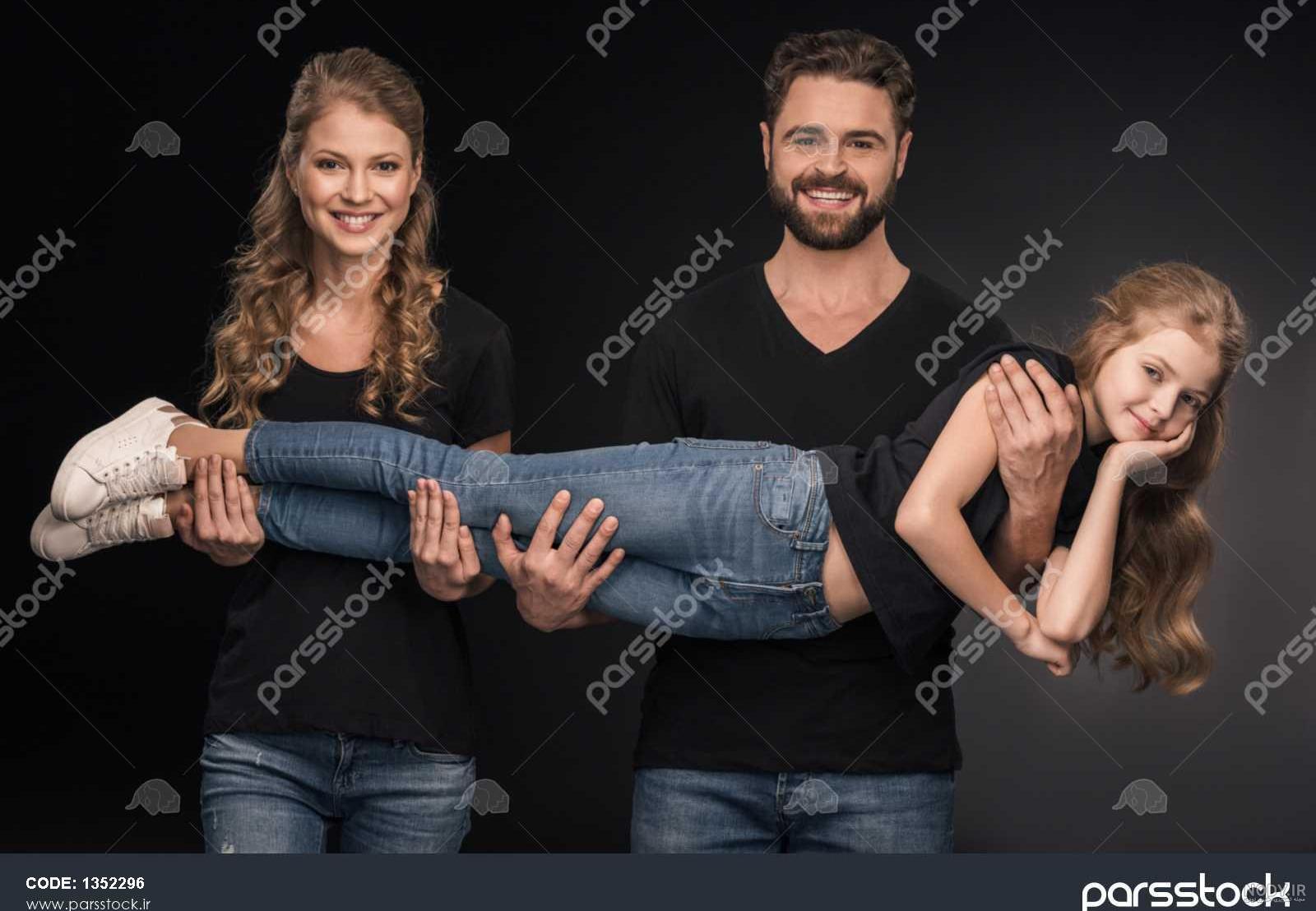 عکس پدر مادر دختر کاپشن صورتی عکس پدر مادر دختر کاپشن صورتی