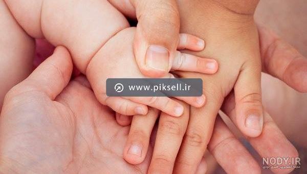 مادر پدر و نوزاد روی تختی سفید 1350349 مادر پدر و نوزاد روی تختی سفید 1350349