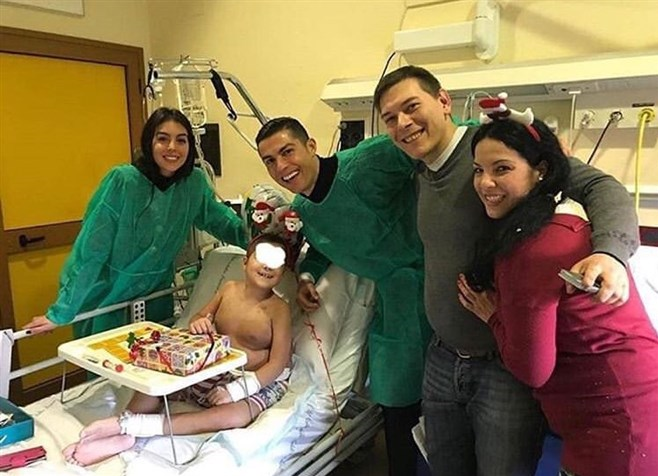 عکس رونالدو و خانواده اش در استخر