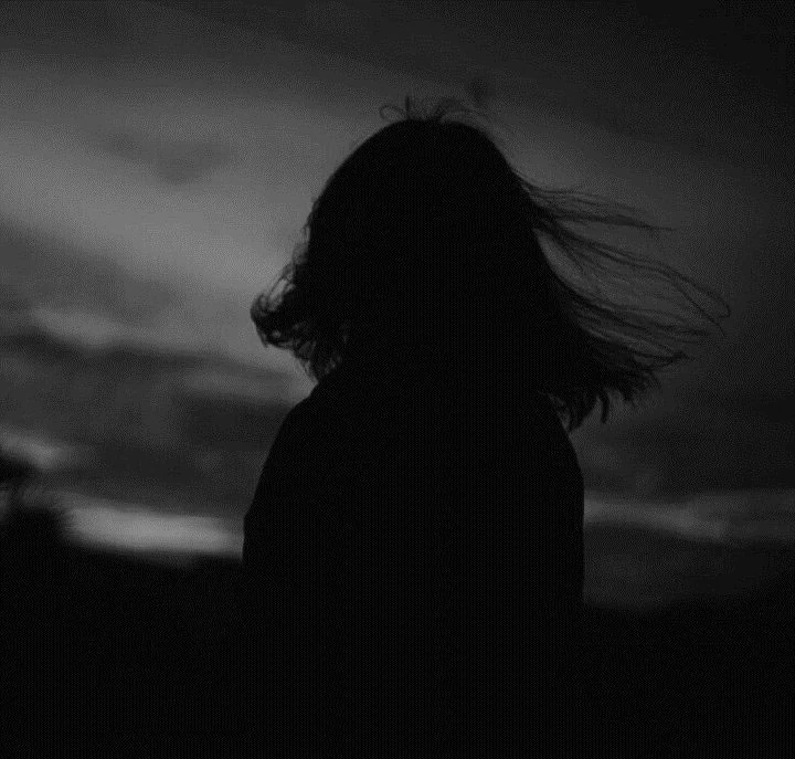 عکس سایه دختر در تاریکی