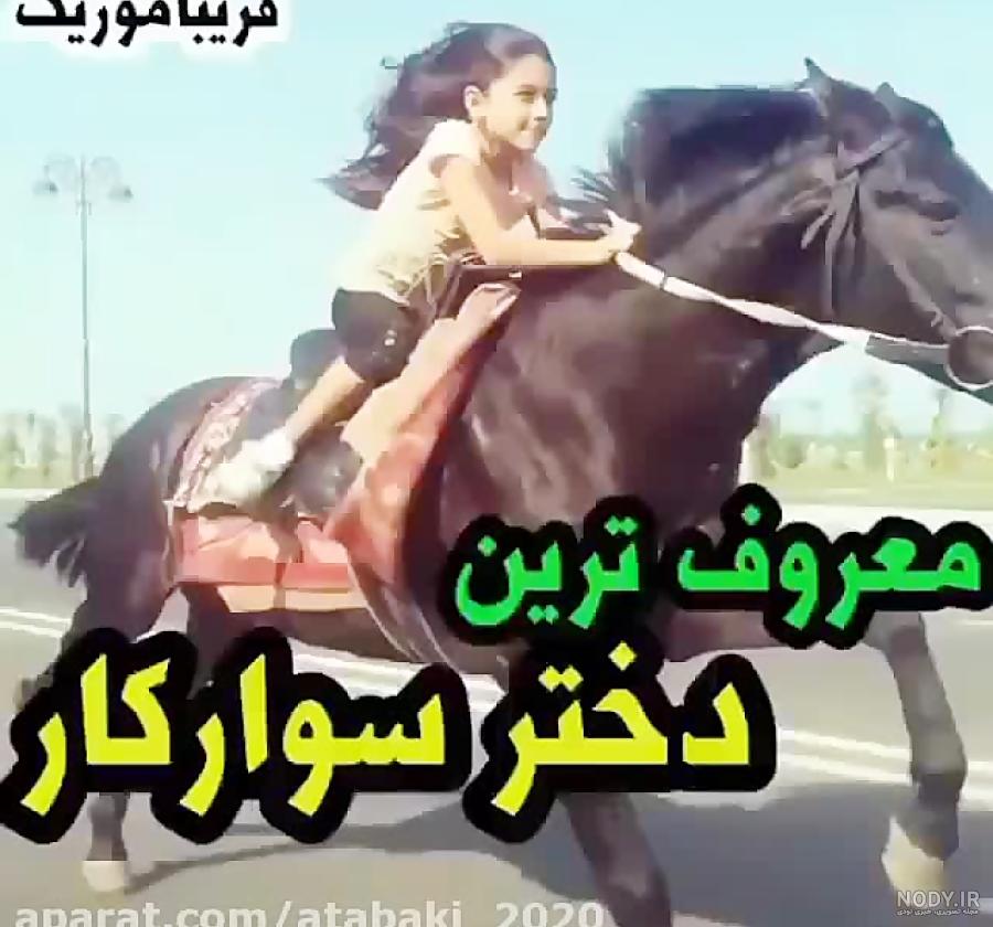 زن زیبا سوار بر اسب در غروب آفتاب در ساحل جیر جوان 1512377
