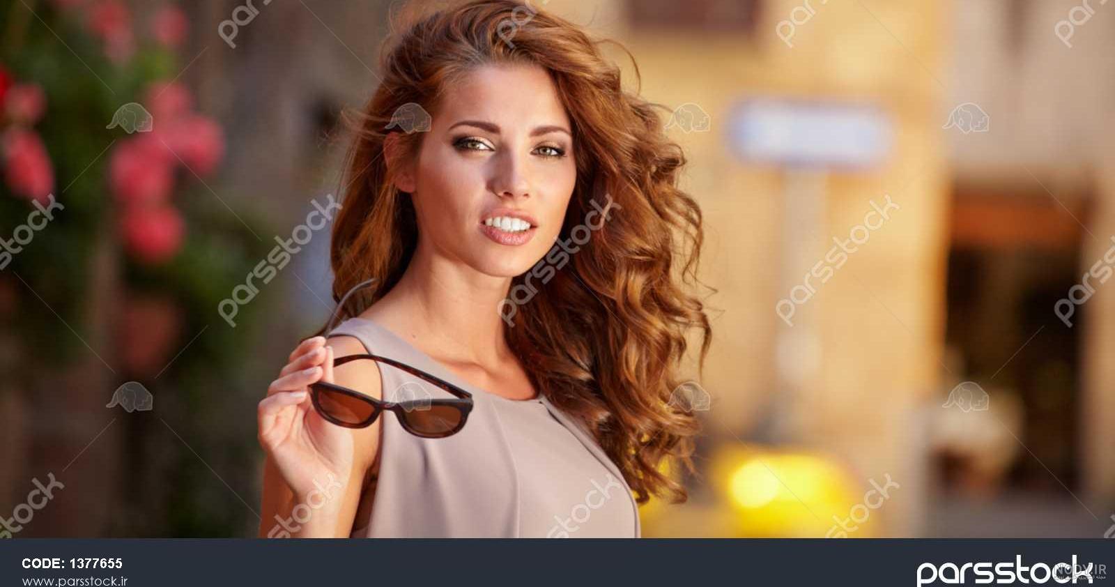 عکس با کیفیت دختر زیبا در کنار ماشین قدیمی برای پروفایل عکس با کیفیت دختر زیبا در کنار ماشین قدیمی برای پروفایل