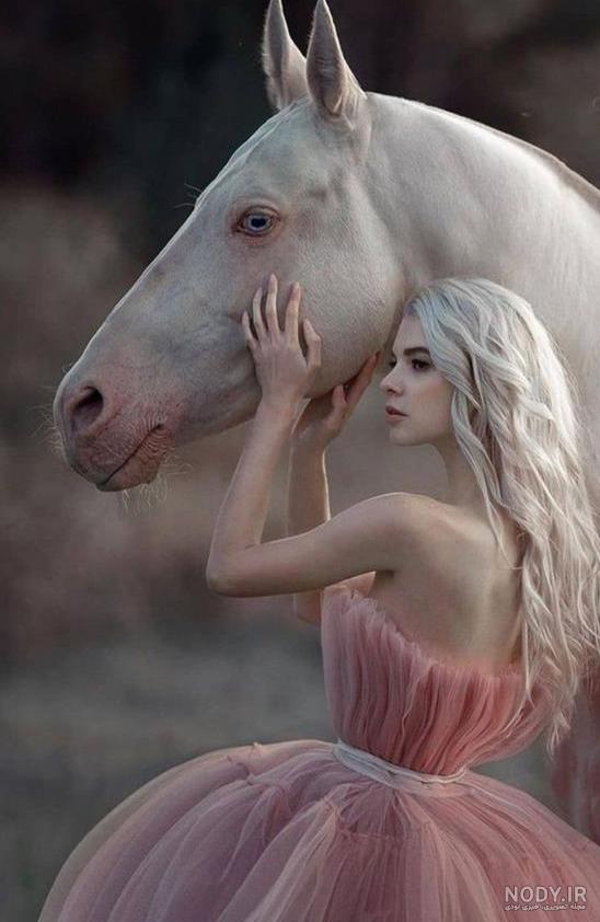 عکس دختر با اسب سفید برای پروفایل