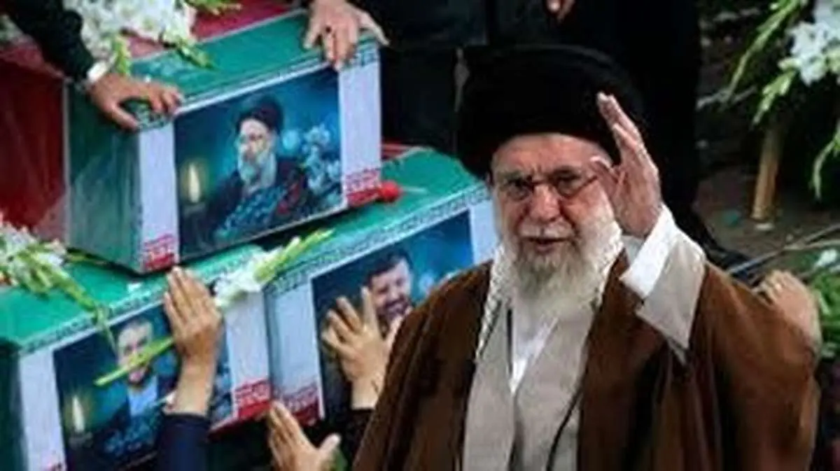 تصاویری دیگر از دیدار امشب رهبر انقلاب با خانواده رئیسی در منزل رئیس جمهور  | سایت انتخاب