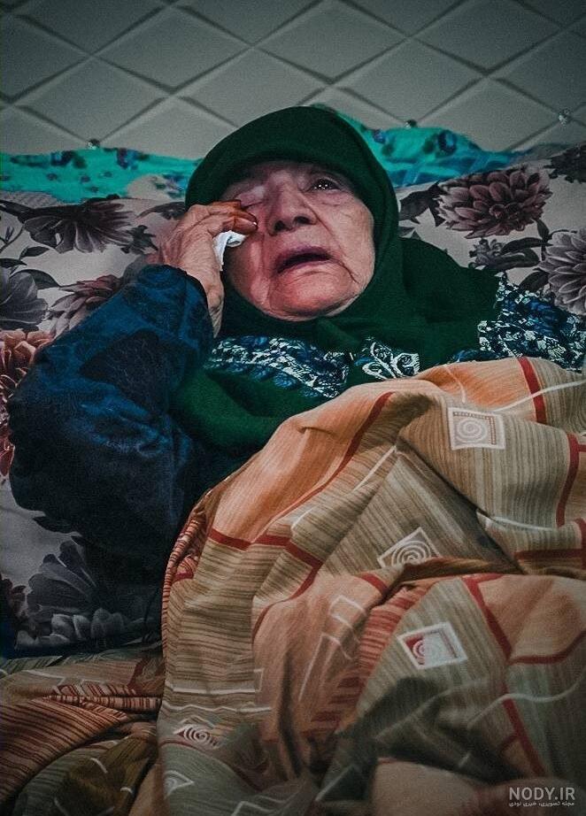 فیلمی از گریه های دردناک مادر شهید رئیسی برای پسرش | تصاویری از خانه کوچک و  ساده زیستی مادر رئیس جمهور شهید در مشهد | دیجی سرگرمی | پلیکان