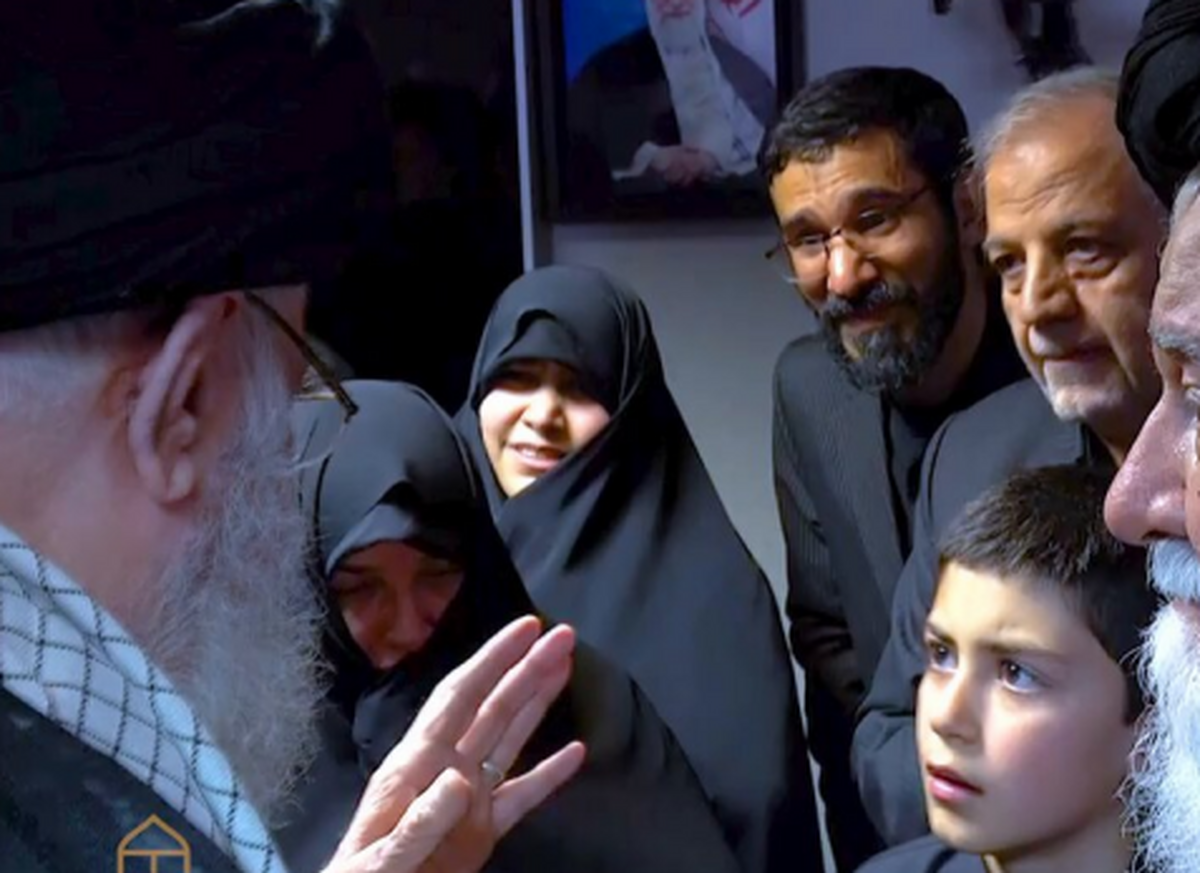 مشرق نیوز - عکس/ حضور رئیسی در منزل جانباختگان متروپل