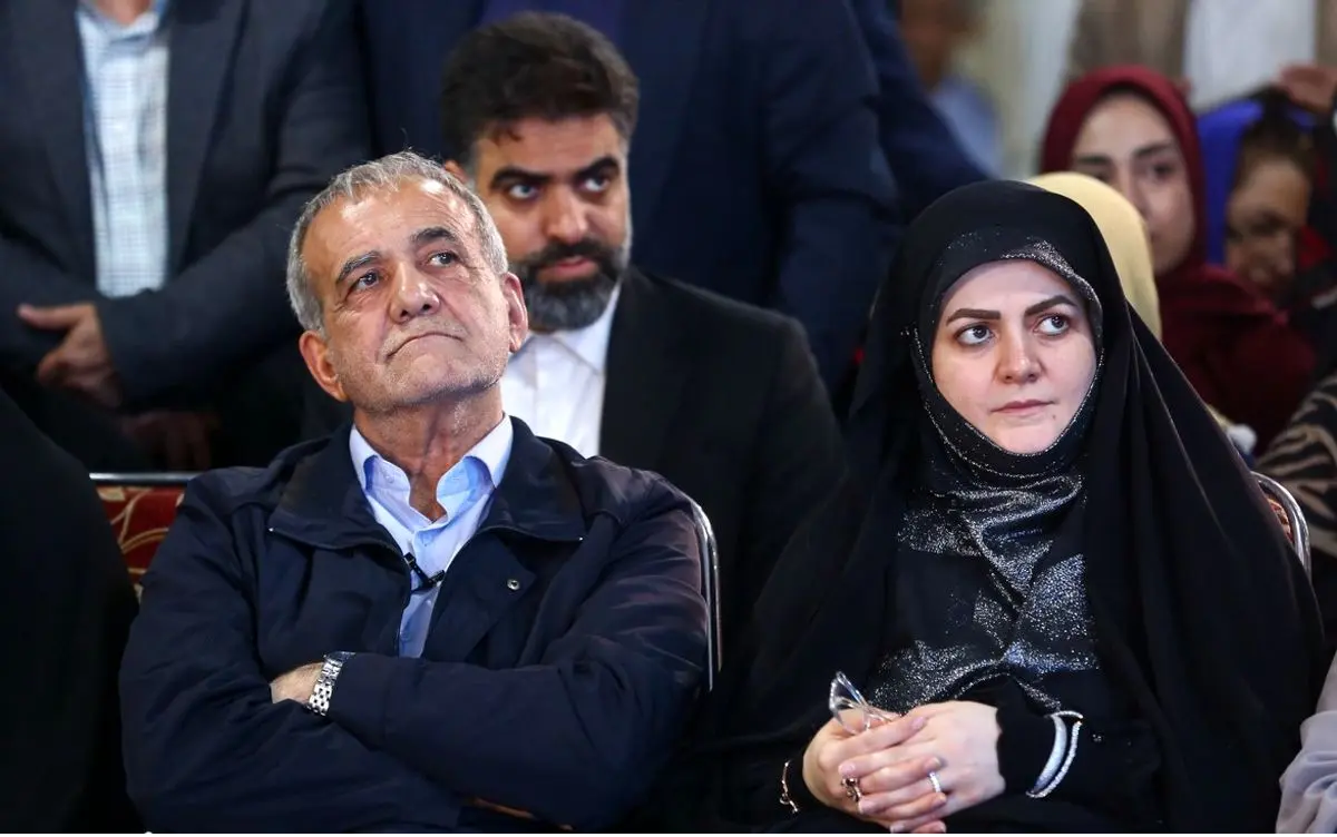 ‌حضور دکتر رئیسی در منزل شهید مدافع حرم آقابابایی