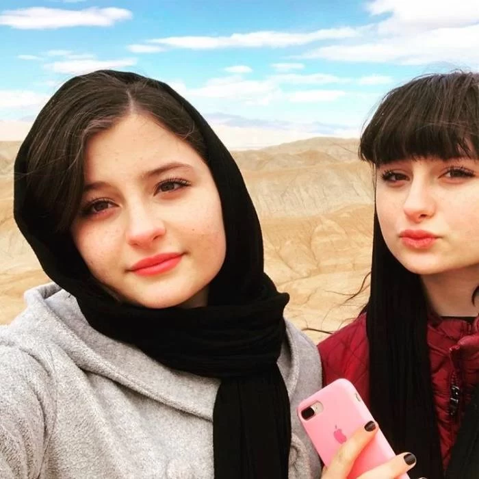 ری‌اکشن جالب رحمان و رحیم به ماجرای خواستگاری از سارا و نیکا