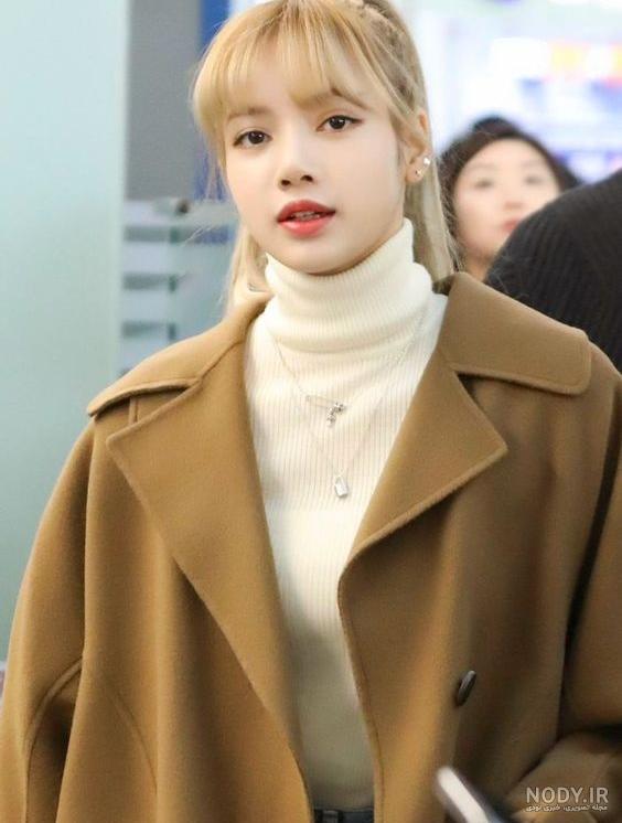 عکس دختر کره ای با گوشی