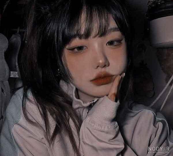 عکس دختر کره ای با گوشی