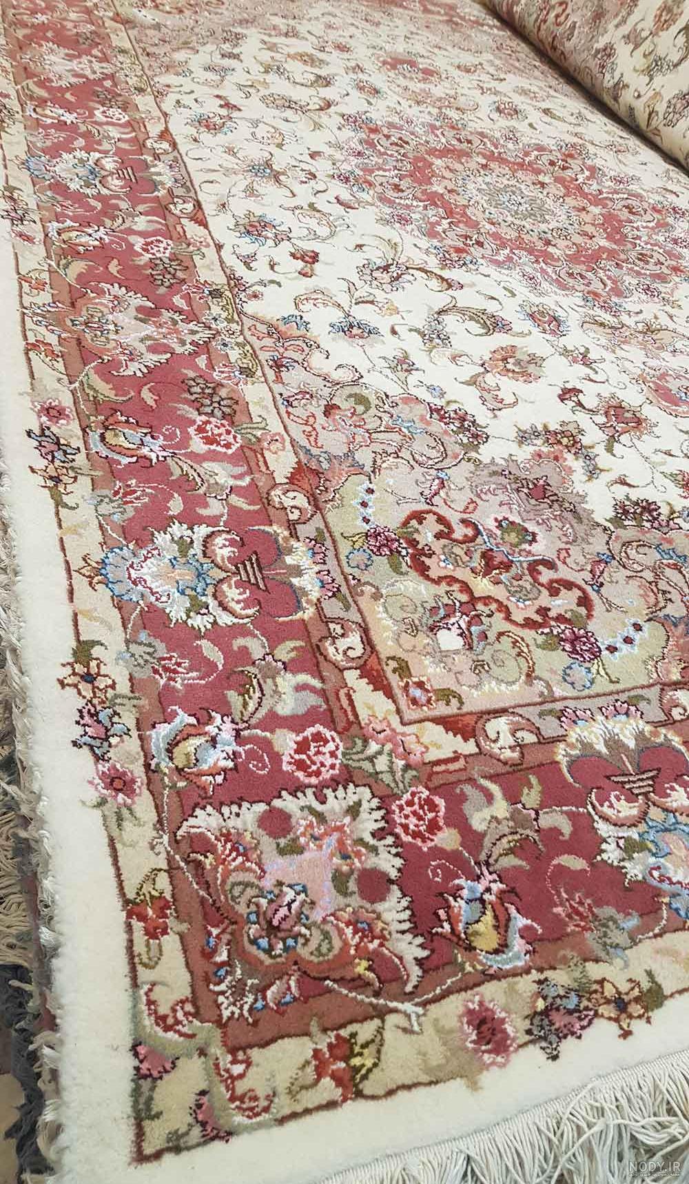 قیمت خرید فرش دستباف 1.5 متری طرح خطیبی لچک گلدان کرمی و آبی - گالری فرش ایران قیمت خرید فرش دستباف 1.5 متری طرح خطیبی لچک گلدان کرمی و آبی - گالری فرش ایران