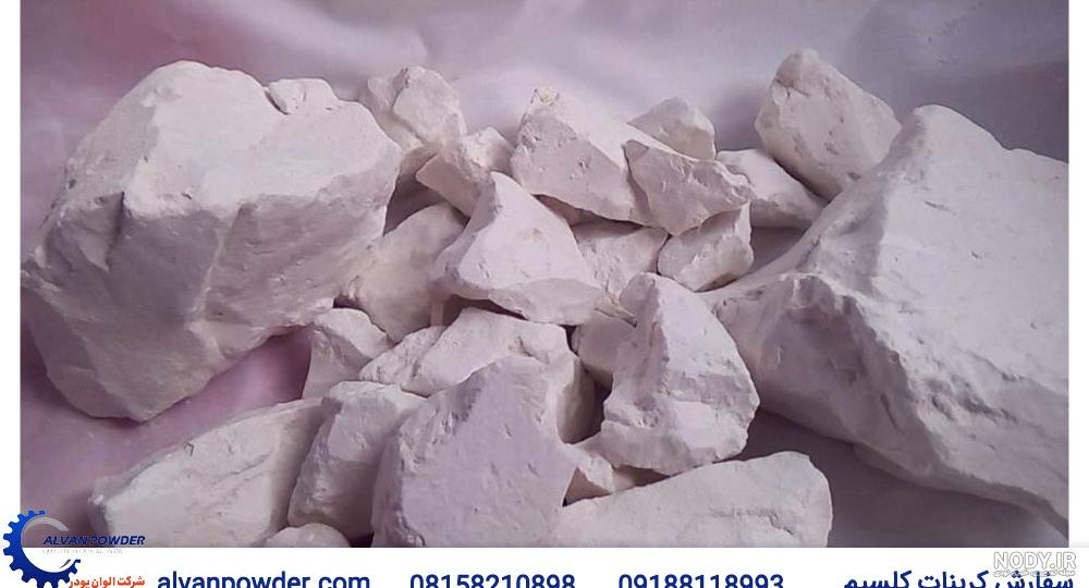 آماده سازی مواد منفجره برای برداشت سنگ گچ ر معادن سمنان عکس: محدثه عباسی -  ایرنا