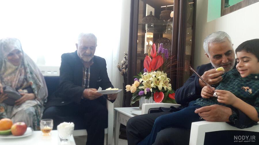 تصویری جدید از همسر سردار سلیمانی در کنار یک قاب عکس تصویری جدید از همسر سردار سلیمانی در کنار یک قاب عکس
