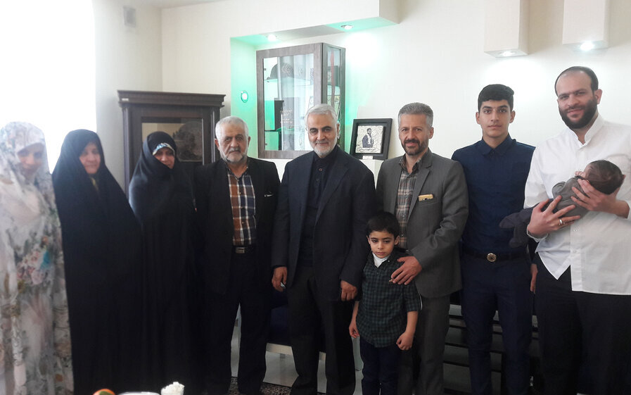 تصویری جدید از همسر سردار سلیمانی در کنار یک قاب عکس تصویری جدید از همسر سردار سلیمانی در کنار یک قاب عکس