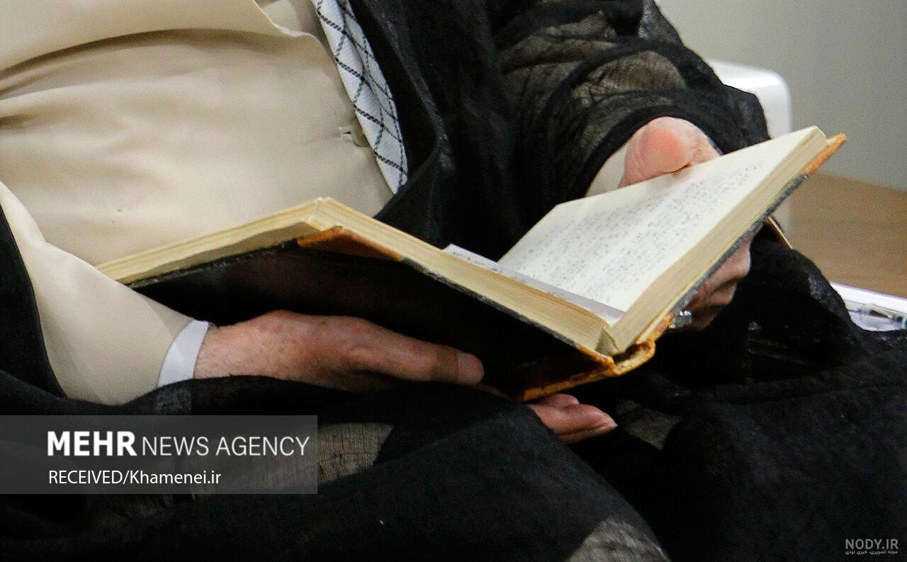 تصویری از رهبری با پوشش متفاوت در کتابخانه شخصی شان - خبرآنلاین تصویری از رهبری با پوشش متفاوت در کتابخانه شخصی شان - خبرآنلاین