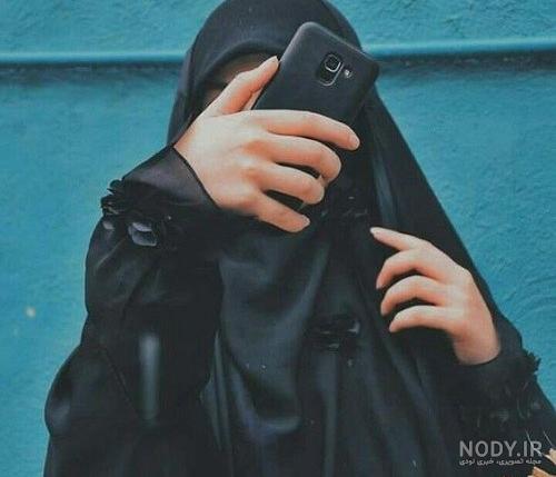 عکس دختر با ایفون ۱۲