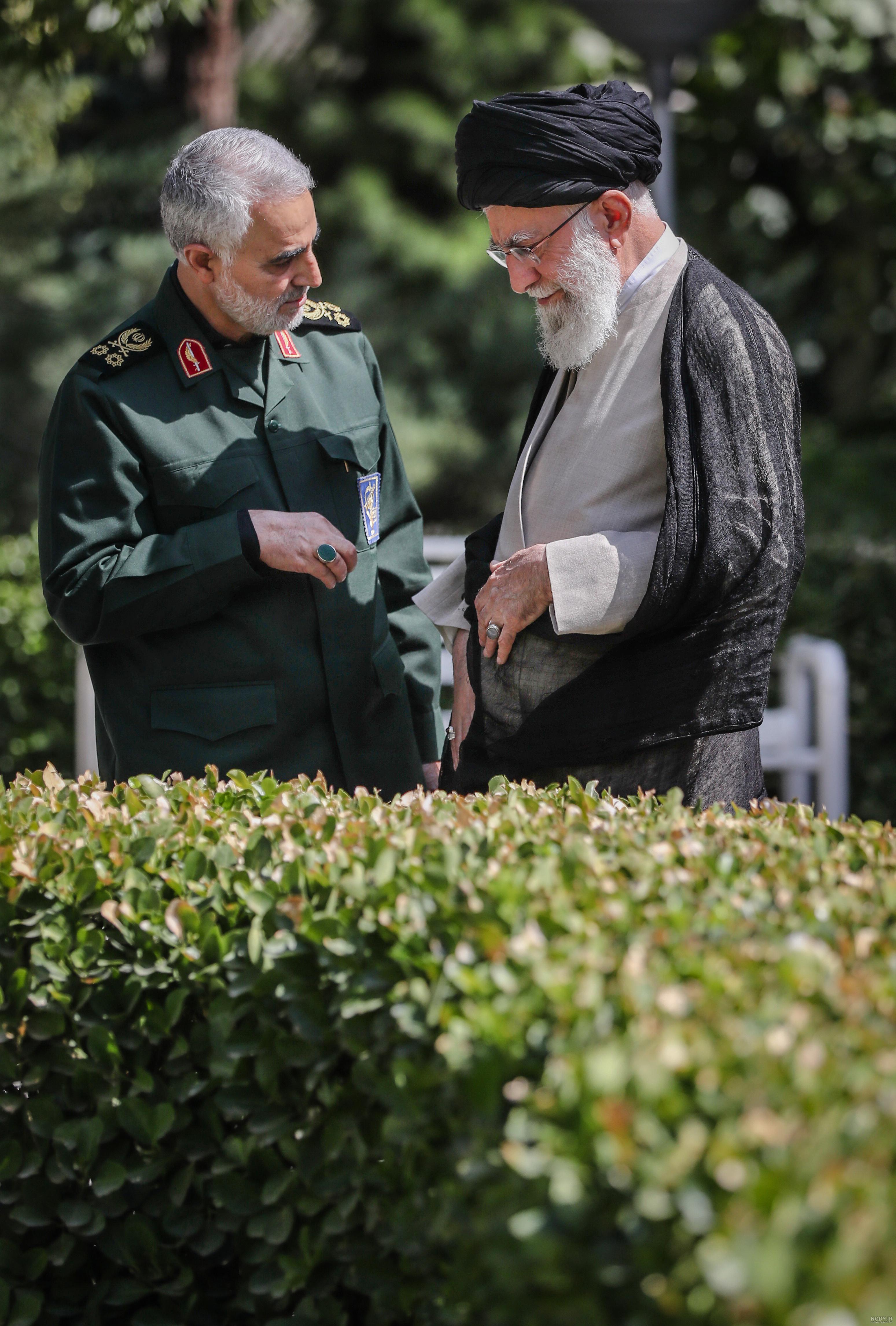 عکس سردار سلیمانی با لباس خادمی حرم