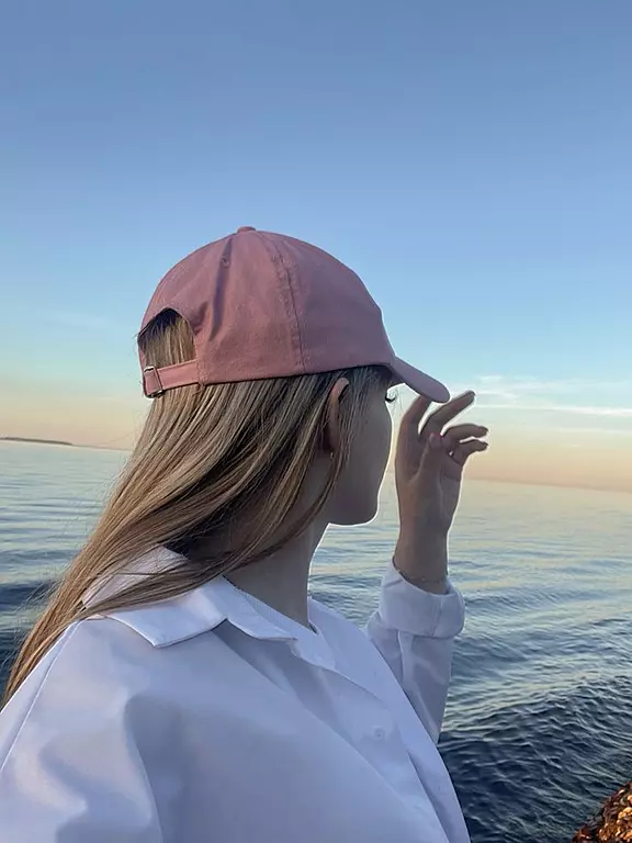 عکس خفن عکس دختر از پشت سر با کلاه برای پروفایل