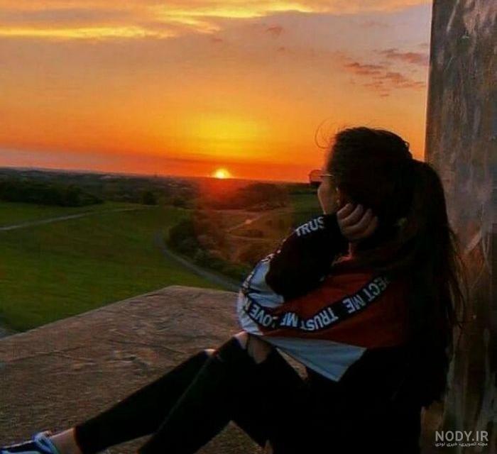 عکس دختر از پشت سر با موهای باز مشکی