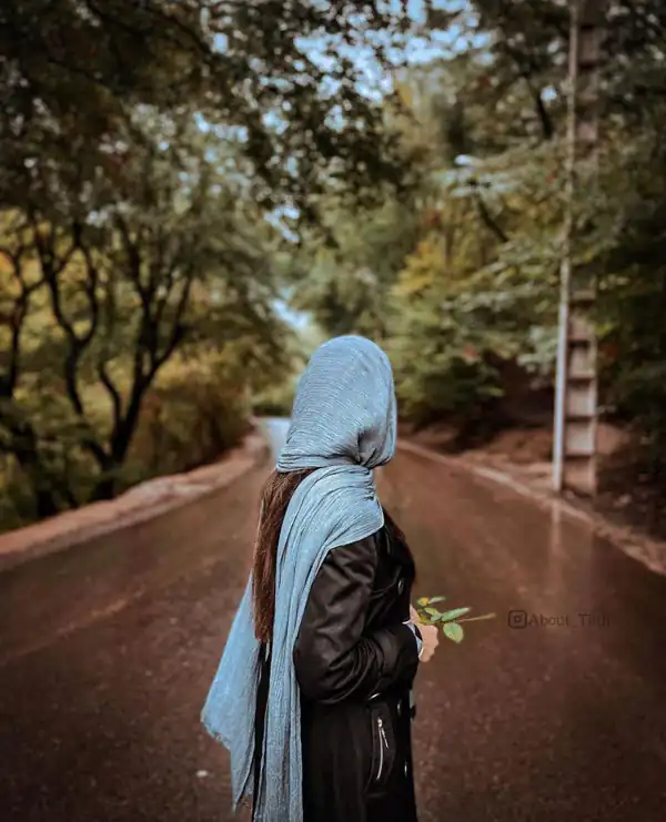 عکس دختر از پشت سر با موهای باز مشکی