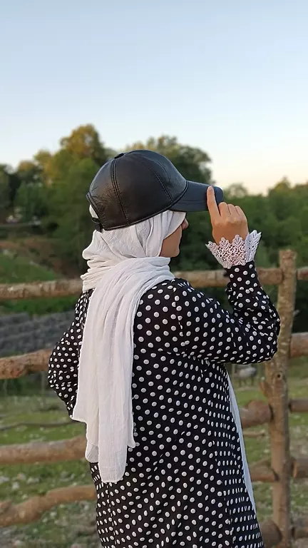 عکس دختر از پشت سر با موهای باز مشکی