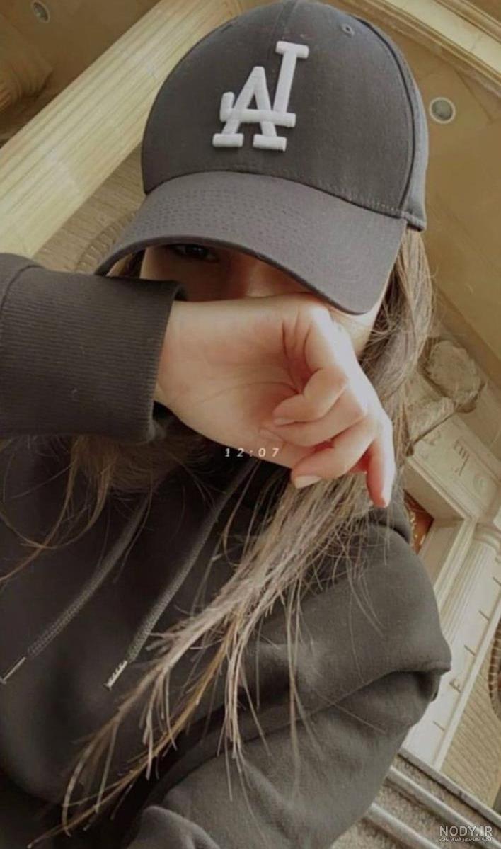 عکس دختر از پشت سر با موهای باز مشکی