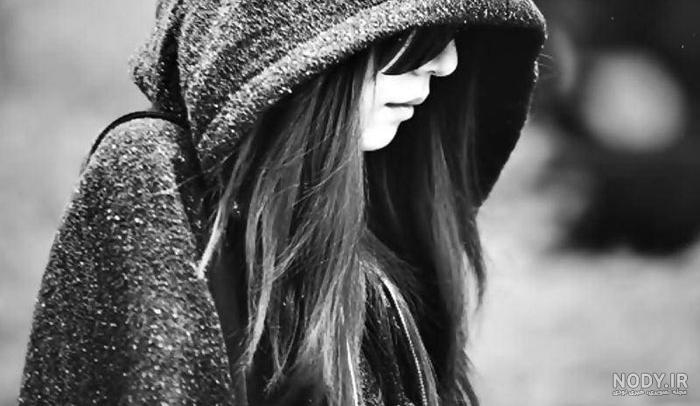 عکس دختر از پشت سر با موهای باز مشکی