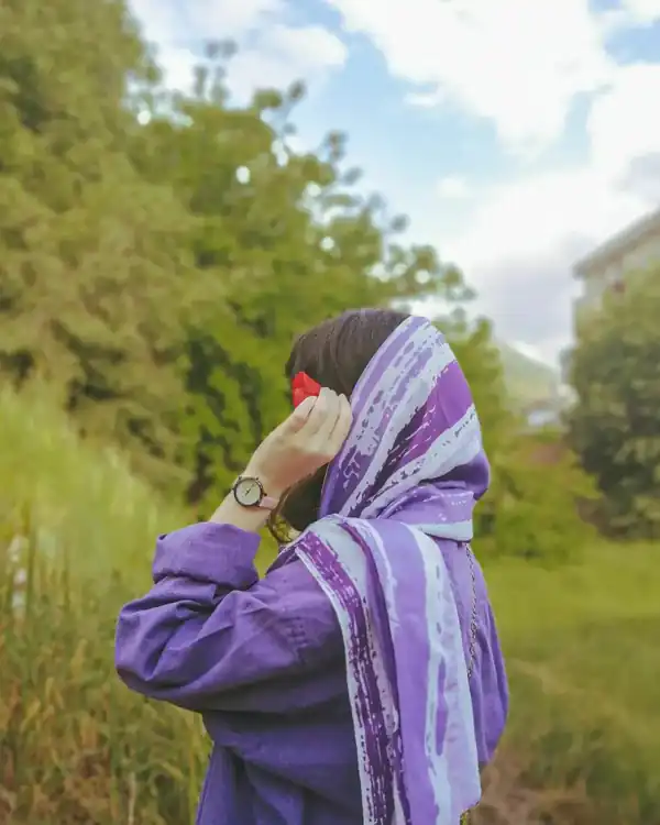 عکس دختر از پشت سر با موهای باز مشکی