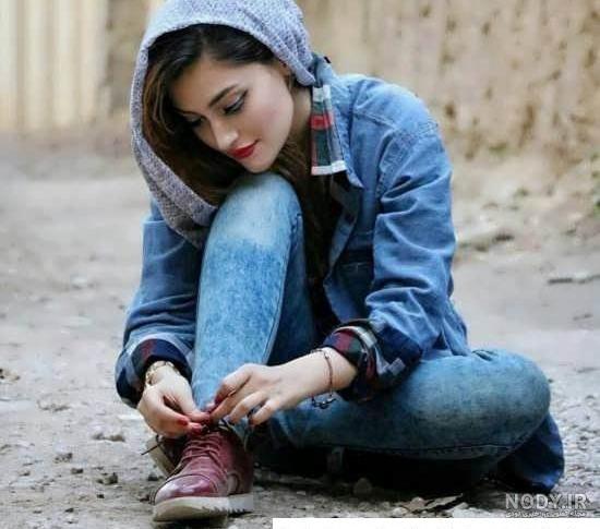 ایده ژست عکس نشسته + 10 نکته طلایی برای گرفتن عکس در حالت نشسته