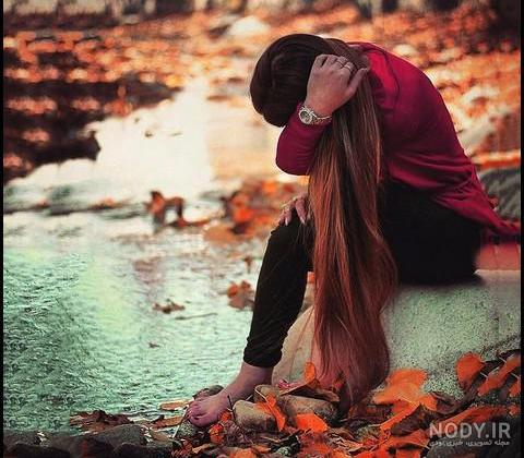عکس های با کیفیت کودک دختر در حال مطالعه ، تفکر و کار با لب تاپ با زمینه  آیکون های آموزشی یا دانلود عکس با کیفیت دختر بچه در حال تفکر با
