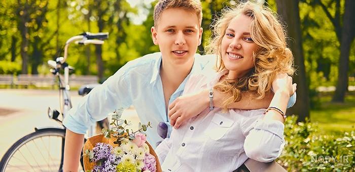 عکس پروانه نشسته روی برگ با پس زمینه طبیعت انتزاعی