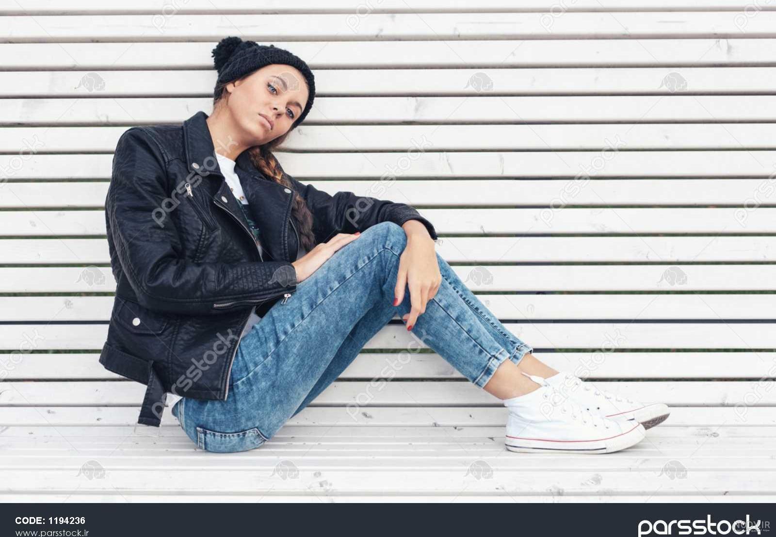 ژست عکس نشسته در مکان های مختلف برای دخترها و پسرها