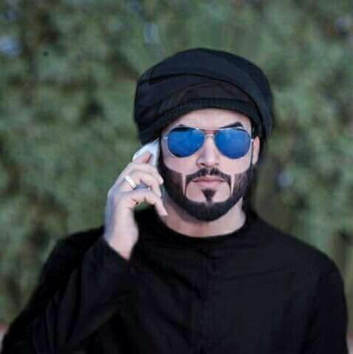 دختر زیبا با تصویر عربی شرقی با ناخن های بلند و آرایش آبی روشن عکس گرفته  شده در استودیو در زمینه خاکستری 1565074