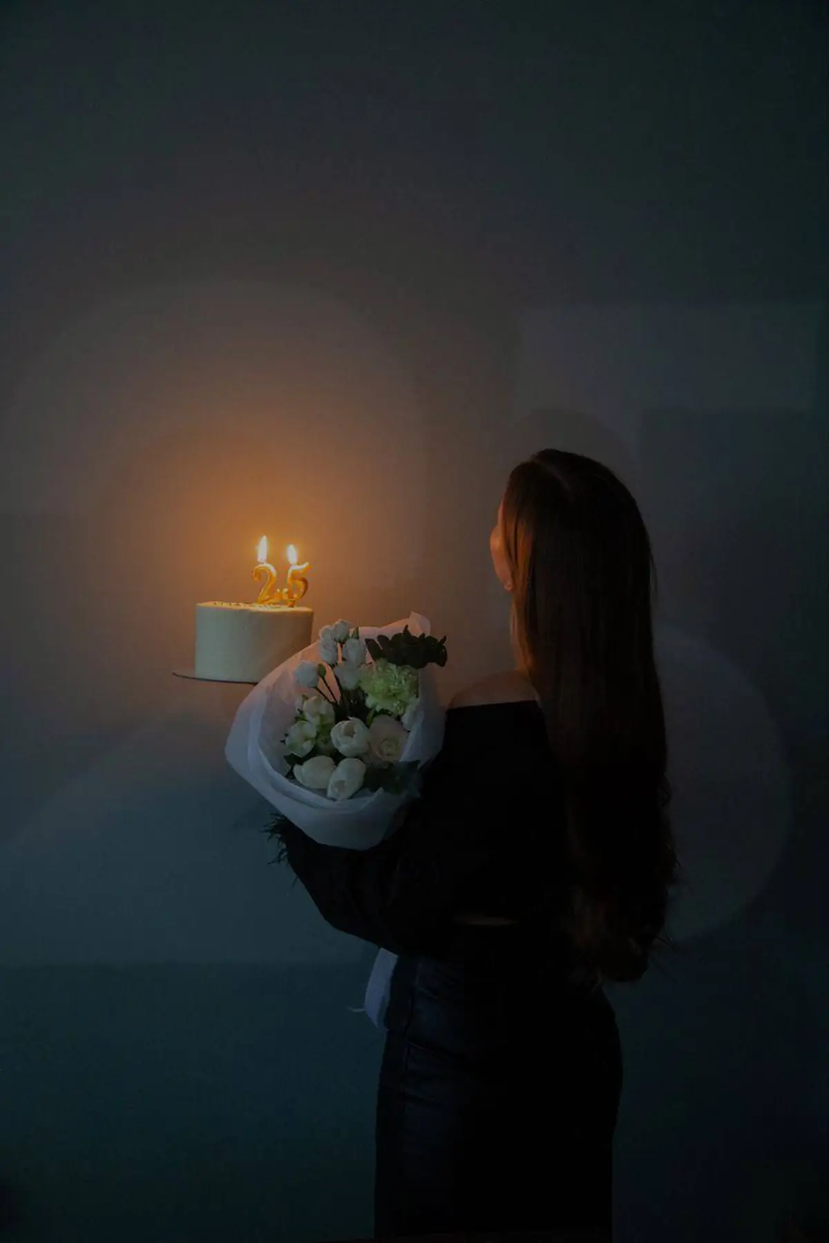 ایده ژست عکس با کیک تولد ایده ژست عکس با کیک تولد